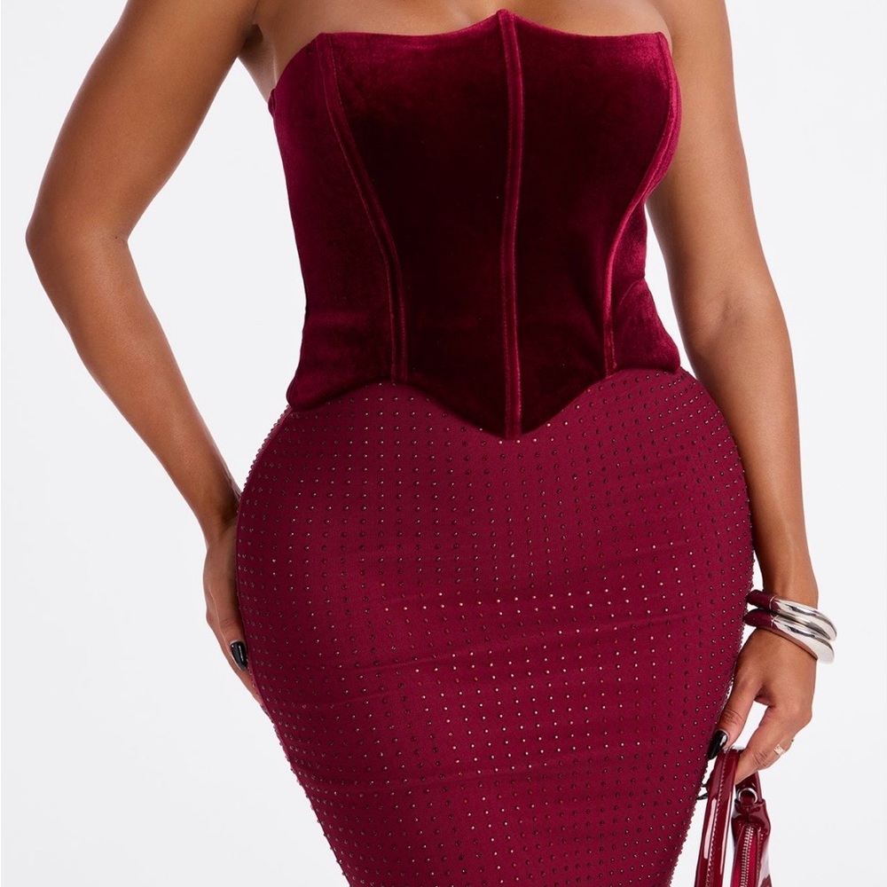 Elegant Burgundy Strapless Dress
